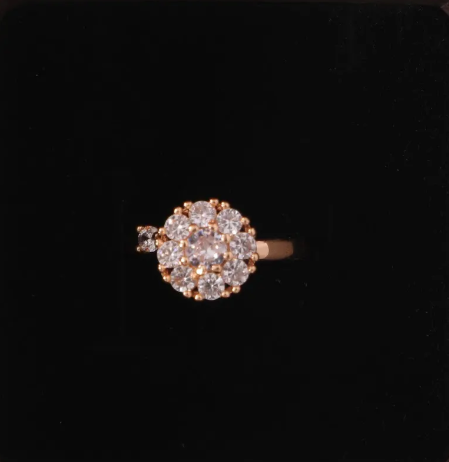 Rotating Floral Cluster Gold Ring with Round-Cut Stones – Elegant 360° Sparkle